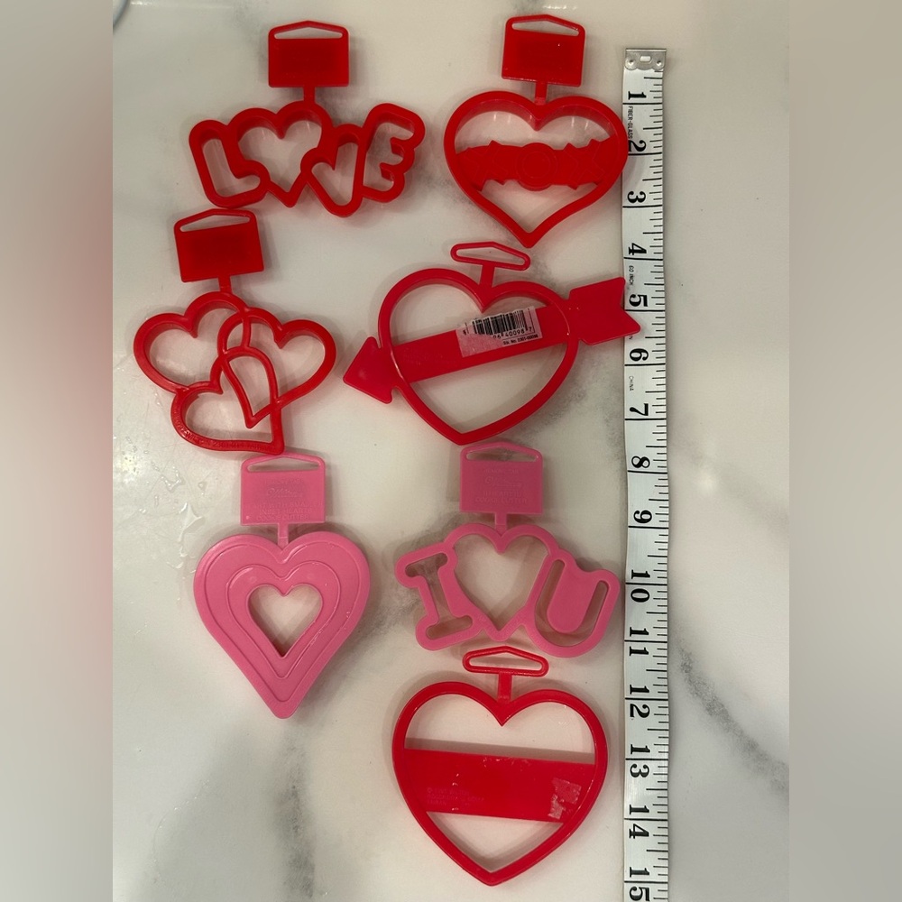 Set of Red and Pink Heart-Shaped Cookie Cutters
Wilton